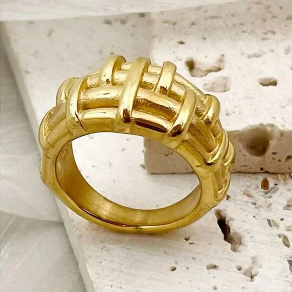 Textured metal ring